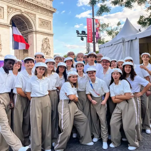 Paris 2024 volunteers in front of the Arc de Triomphe